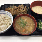Yoshinoya - むぎとろ牛定食やっけ…
                        お味噌汁は豚汁に変更
                        全て美味しかった！