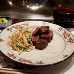 ステーキ屋 扇 - ランチはお味噌汁と白飯、漬け物が付きます。