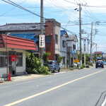 いずみ食堂 - ローカル道路に沿って建つ、赤い屋根の建物。やきそば・ラーメン「いずみ食堂」