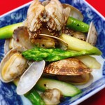 ·黄油炒蛤蜊和芦笋