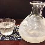 鳥田中 - 酒を磯自慢にして刺身をいただきます