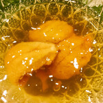 鳥田中 - 続いて黒さつま鷄のジュレを纏ったムラサキウニ登場　毎度焼鳥屋であることを確認しつついただいています