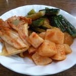 食道園 - おばちゃんの手作りキムチの盛り合わせ♪