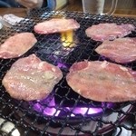 食道園 - 本格炭火焼です！タンを焼いているところを撮りました。