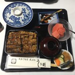 Minshuku Unashin - キャーーー！！！鰻重 松 ¥3500
                      
                      白飯が見えない鰻重。
                      
                      吸物に肝串 小鉢に香の物、果物。
                      
                      
                      あ！タレ少なめって言うの忘れた！
                      
                      
                      
                      