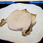 にい留 - 水で煮た鮑。舌にあたる麺を広げ香り高く。舌に触る滑らかさと旨みに驚愕。