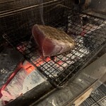 Yakiniku Kushi Rokki- - 炭火で炙る新鮮マグロ刺し