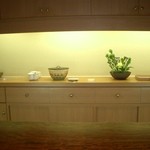 御料理 伊とう - ≪６月≫カウンターの向こう側。カウンターは木目の美しいブビンガの１枚板。