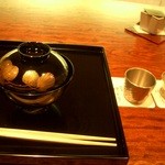 御料理 伊とう - ≪６月≫煮物椀は、美しい塗りのお椀で・・・。水無月の真丈。