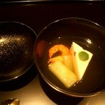 御料理 伊とう - ≪６月≫水無月の真丈。△の形は昔、氷室から切り出した氷の形を再現しているとか。中に小豆が入っていました。海老とハスイモと共に。