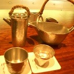 御料理 伊とう - ≪６月≫薩摩錫（ぬる燗用）と、大阪錫（旬の酒・雑賀酒・冷や用）。それぞれお猪口も錫です。