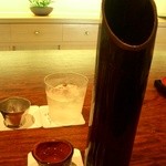 御料理 伊とう - ≪６月≫２回目の雑賀酒（今月のお酒）は、塗りの竹のお銚子に、塗りの蜜柑の皮のお猪口で。