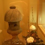 御料理 伊とう - ≪６月≫坪庭。　よく見ると・・・亡霊のように、私が写ってしまってるぅ～！(笑)