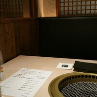 焼肉 銀座コバウ 特別室 - 二人でもBOX席に通してもらえました。テーブル越しの距離は大分離れています。写っていませんが隣の席とも十分な間隔でした