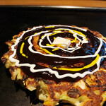 Okonomiyaki Teppan Yaki Rokusan - ソース投入