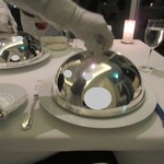 ロルキデ　ブランシュ - クロッシュを開ける所作も揃っていて美しいです