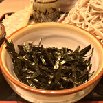 味奈登庵 - ざるそばの海苔。
      富士山盛りの場合、別添えになる。
      後半の加速装置。