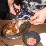 Kama Yaki Tori Hompo Oya Hinaya - 骨付きモモ焼き「ひな」最高。店員さんが切ってくれる。