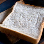 菓子とパン 大楠 - 「黒糖食パン」（6枚切・295円）　新商品だそうです。全粒粉入り。めっちゃフワフワです。