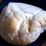 菓子とパン 大楠 - 「スパイシーチーズ入り トマトソースのナン」（265円）。夏の新作らしいです。バジルソースとチーズの絡みが絶品！