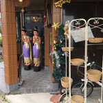 THAI ORCHID RESTAURANT - 入口には2体の人形と何故かクリスマスツリー