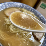 長州ラーメン万龍軒 - スープ
            確かに…豚骨です‼︎
            濃厚ですが綺麗に感じます。
            博多でもなく、でも博多豚骨の醤油感が増せばこうなるのかな。初めての味です。