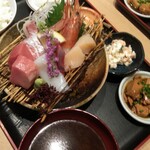 魚貝焼きと寿司酒場 赤だし屋 - お造り定食　￥900税込