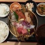 Gyokai Yaki To Sushi Sakaba Akadashiya - お造り定食、ご飯と赤だしはおかわり無料