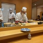 小松 弥助 - 烏賊を3枚におろす親方