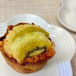 トロン - キウイとグレープフルーツのタルト  生地とアーモンドクリームはグレープフルーツアメチェのタルトと一緒