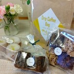 トロン - 手前がカフェマドレーヌ  4つ入りのがクランベリーチョコクランチ
      このチョコクランチも美味しかった！チョコが違うのかな～