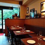 ランデヴー・デ・ザミ - 公園の緑が見渡せる店内