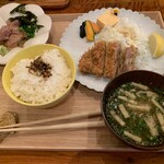 Hakata Robata Fisshuman - とんかつと胡麻ぶり定食