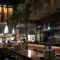 W Yokohama The Wine Hall - 暗めでいい雰囲気の店内