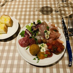 アンティカ トラットリア イナバ - 前菜の盛り合わせ＆パン