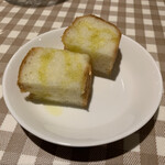 アンティカ トラットリア イナバ - フォカッチャにオリーブオイルが掛けてます。