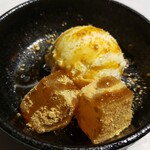 Black honey soybean powder and vanilla ice cream