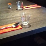 アロッサ - 6/7　黒いテーブルにピンクの花