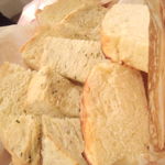 ケ カリーノ - 自家製パン盛り合わせ　¥350