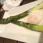 ビストロ椿 - 焼きアスパラ　温玉添え