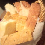 ケ カリーノ - 自家製パン盛り合わせ　¥350