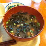 Shinodaya - 岩海苔となめこが入った味噌汁。コリコリとして、非常に食感が良い