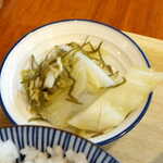 Shinodaya - キャベツと塩昆布の即席ナムル。ほど良く酸味が効いて、夏にぴったりのさっぱり味