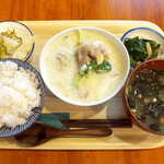 Shinodaya - 〔日替〕小海老と鶏肉のクリームシチュー定食（￥950）。一汁三菜を実現（二汁二菜かも）