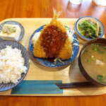 Shinodaya - 〔日替〕鯵フライ・タルタルソース（￥950）。豚肉と大根菜が入った味噌汁も美味～