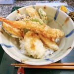 一らん - 天丼、海老には絶妙の切り目が！