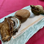 いわない温泉高島旅館 - 魚介の炭火焼き（鮑、椎茸、つぶ貝）