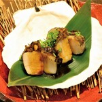 Warayaki Teppanyaki Iyasaka - 帆立のわら焼です。香ばしくておいしい