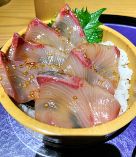 Kaisen Minatoya - 日替わりのカンパチ丼　キレイですね☆