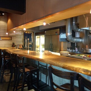 大きなカウンター席！お二人様で是非♪